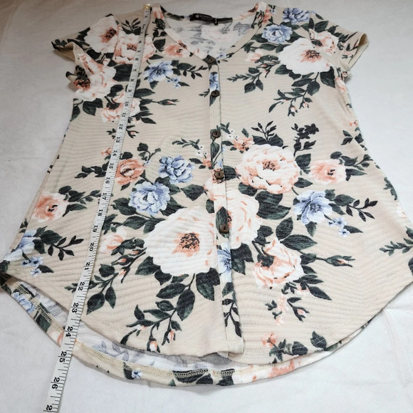 Floral Beige Button-Up Women's Top - Picture 5 of 11